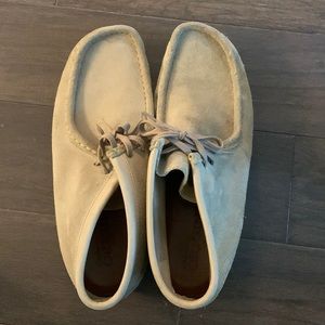 Clark’s Wallabee size 11. Great condition.